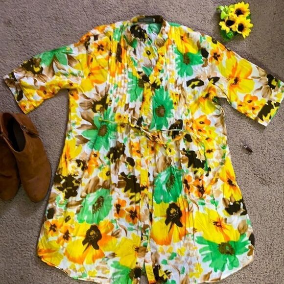 Flowery button up top - Picture 1 of 2